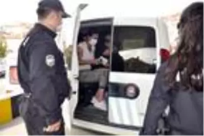 Kadınların kavgasını ayırmak isteyen başgardiyan, tabancayla yaralandı Kadınların kavgasını ayırmak isteyen başgardiyan, tabancayla yaralandı