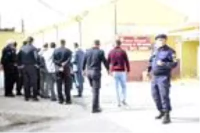 Kadınların kavgasını ayırmak isteyen başgardiyan, tabancayla yaralandı Kadınların kavgasını ayırmak isteyen başgardiyan, tabancayla yaralandı
