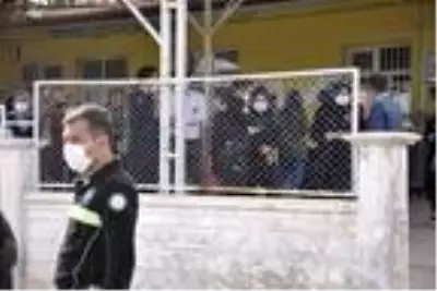 Kadınların kavgasını ayırmak isteyen başgardiyan, tabancayla yaralandı Kadınların kavgasını ayırmak isteyen başgardiyan, tabancayla yaralandı