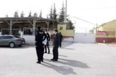 Kadınların kavgasını ayırmak isteyen gardiyan silahla yaralandı Kadınların kavgasını ayırmak isteyen gardiyan silahla yaralandı