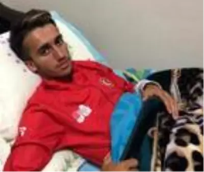Kara yolunda antrenman yapan milli atlete otomobil çarptı Kara yolunda antrenman yapan milli atlete otomobil çarptı