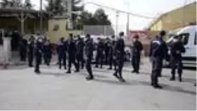 Karaman'da kavgayı ayırmaya çalışan gardiyan silahla yaralandı Karaman'da kavgayı ayırmaya çalışan gardiyan silahla yaralandı