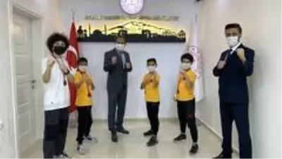 Karatede derece yapan öğrenciler, Ekinci'yi ziyaret etti Karatede derece yapan öğrenciler, Ekinci'yi ziyaret etti