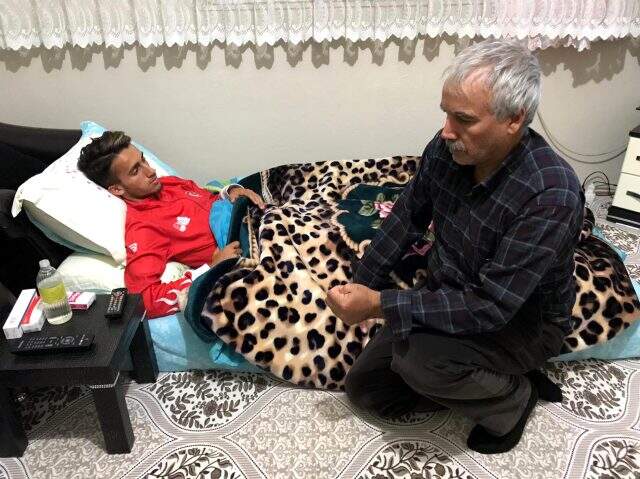 Karayolunda antrenman yapan milli atlet İbrahim Karateker'e otomobil çarptı