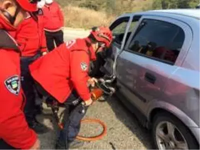 Kazada sıkışan yaralıyı itfaiye kurtardı Kazada sıkışan yaralıyı itfaiye kurtardı