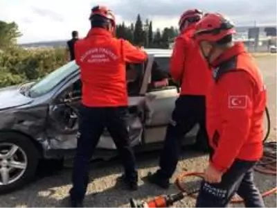 Kazada sıkışan yaralıyı itfaiye kurtardı Kazada sıkışan yaralıyı itfaiye kurtardı
