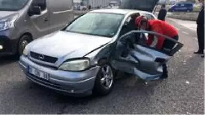 Kazada sıkışan yaralıyı itfaiye kurtardı Kazada sıkışan yaralıyı itfaiye kurtardı