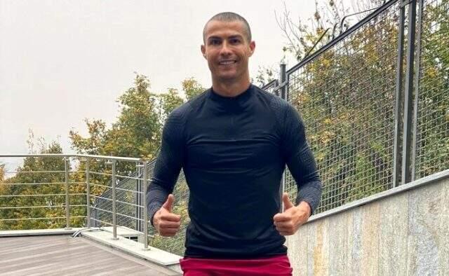 Koronavirüse yakalanan Ronaldo tarzını değiştirdi, uzayan saçlarını kazıdı Koronavirüse yakalanan Ronaldo tarzını değiştirdi, uzayan saçlarını kazıdı