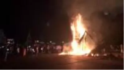 Lübnan'da göstericilerin 'devrim sembolü' olarak diktiği yumruk anıtı ateşe verildi Lübnan'da göstericilerin 'devrim sembolü' olarak diktiği yumruk anıtı ateşe verildi