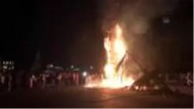 Lübnan'da göstericilerin 'devrim sembolü' olarak diktiği yumruk anıtı ateşe verildi Lübnan'da göstericilerin 'devrim sembolü' olarak diktiği yumruk anıtı ateşe verildi