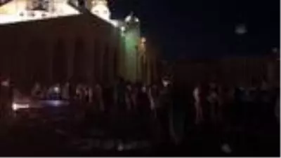 Lübnan'da göstericilerin 'devrim sembolü' olarak diktiği yumruk anıtı ateşe verildi Lübnan'da göstericilerin 'devrim sembolü' olarak diktiği yumruk anıtı ateşe verildi