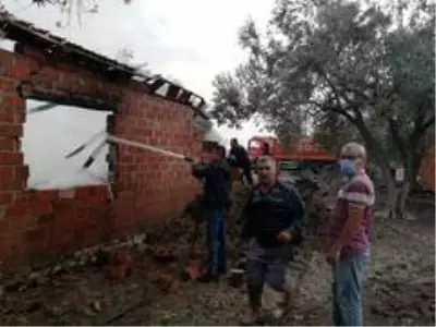 Son dakika haberleri: Manisa'da çiftlikte yangın çıktı 800 saman balyası kül oldu Son dakika haberleri: Manisa'da çiftlikte yangın çıktı 800 saman balyası kül oldu