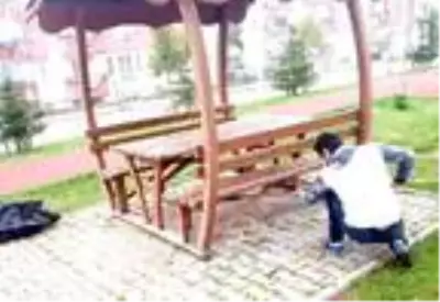 Cüzdanını parkta düşüren şahıs, masada bıraktığı çöpleri toplayınca kimliğini geri alabildi Cüzdanını parkta düşüren şahıs, masada bıraktığı çöpleri toplayınca kimliğini geri alabildi