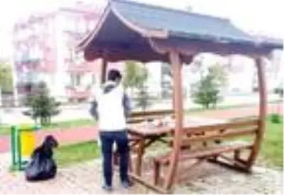 Cüzdanını parkta düşüren şahıs, masada bıraktığı çöpleri toplayınca kimliğini geri alabildi Cüzdanını parkta düşüren şahıs, masada bıraktığı çöpleri toplayınca kimliğini geri alabildi