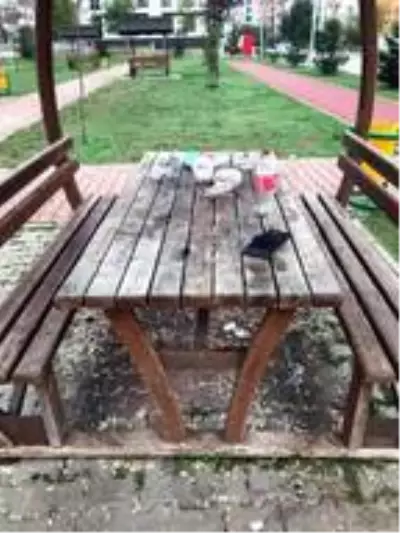 Cüzdanını parkta düşüren şahıs, masada bıraktığı çöpleri toplayınca kimliğini geri alabildi Cüzdanını parkta düşüren şahıs, masada bıraktığı çöpleri toplayınca kimliğini geri alabildi