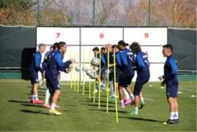 Mehmet Özdilek: 'Galatasaray'ı yenerek yolumuza devam etmek istiyoruz' Mehmet Özdilek: 'Galatasaray'ı yenerek yolumuza devam etmek istiyoruz'