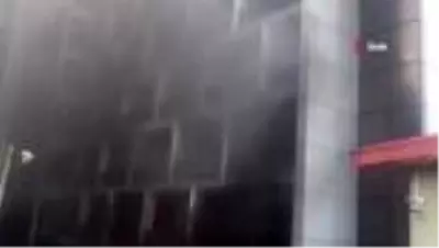 Nijerya'da devam eden protestolarda otobüs terminali ve binalar ateşe verildi Nijerya'da devam eden protestolarda otobüs terminali ve binalar ateşe verildi