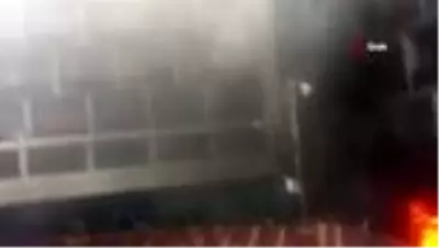 Nijerya'da devam eden protestolarda otobüs terminali ve binalar ateşe verildi Nijerya'da devam eden protestolarda otobüs terminali ve binalar ateşe verildi