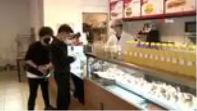 Okul kantinleri açıldı... 'Kantinlerimiz açtık ama gün boyunca gelen öğrenci sayısı 10-15'i geçmiyor' Okul kantinleri açıldı... 'Kantinlerimiz açtık ama gün boyunca gelen öğrenci sayısı 10-15'i geçmiyor'