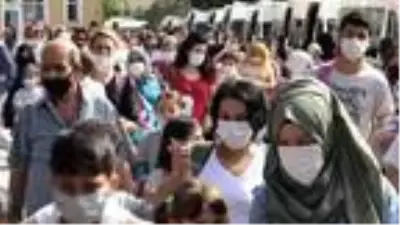 Okullar çevresinde endişelendiren veli yoğunluğu! Koronavirüs kuralları hiçe sayılıyor Okullar çevresinde endişelendiren veli yoğunluğu! Koronavirüs kuralları hiçe sayılıyor