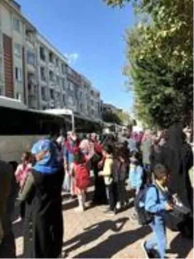 Okulların çevresinde endişelendiren veli yoğunluğu! Koronavirüs kuralları hiçe sayılıyor Okulların çevresinde endişelendiren veli yoğunluğu! Koronavirüs kuralları hiçe sayılıyor