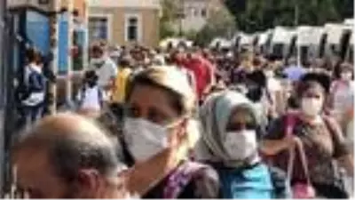 Okullar çevresinde endişelendiren veli yoğunluğu! Koronavirüs kuralları hiçe sayılıyor Okullar çevresinde endişelendiren veli yoğunluğu! Koronavirüs kuralları hiçe sayılıyor