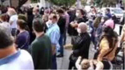 Okullar çevresinde endişelendiren veli yoğunluğu! Koronavirüs kuralları hiçe sayılıyor Okullar çevresinde endişelendiren veli yoğunluğu! Koronavirüs kuralları hiçe sayılıyor