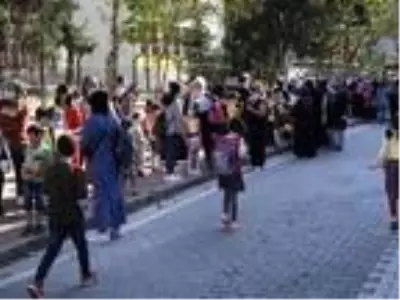 Okulların çevresinde endişelendiren veli yoğunluğu! Koronavirüs kuralları hiçe sayılıyor Okulların çevresinde endişelendiren veli yoğunluğu! Koronavirüs kuralları hiçe sayılıyor