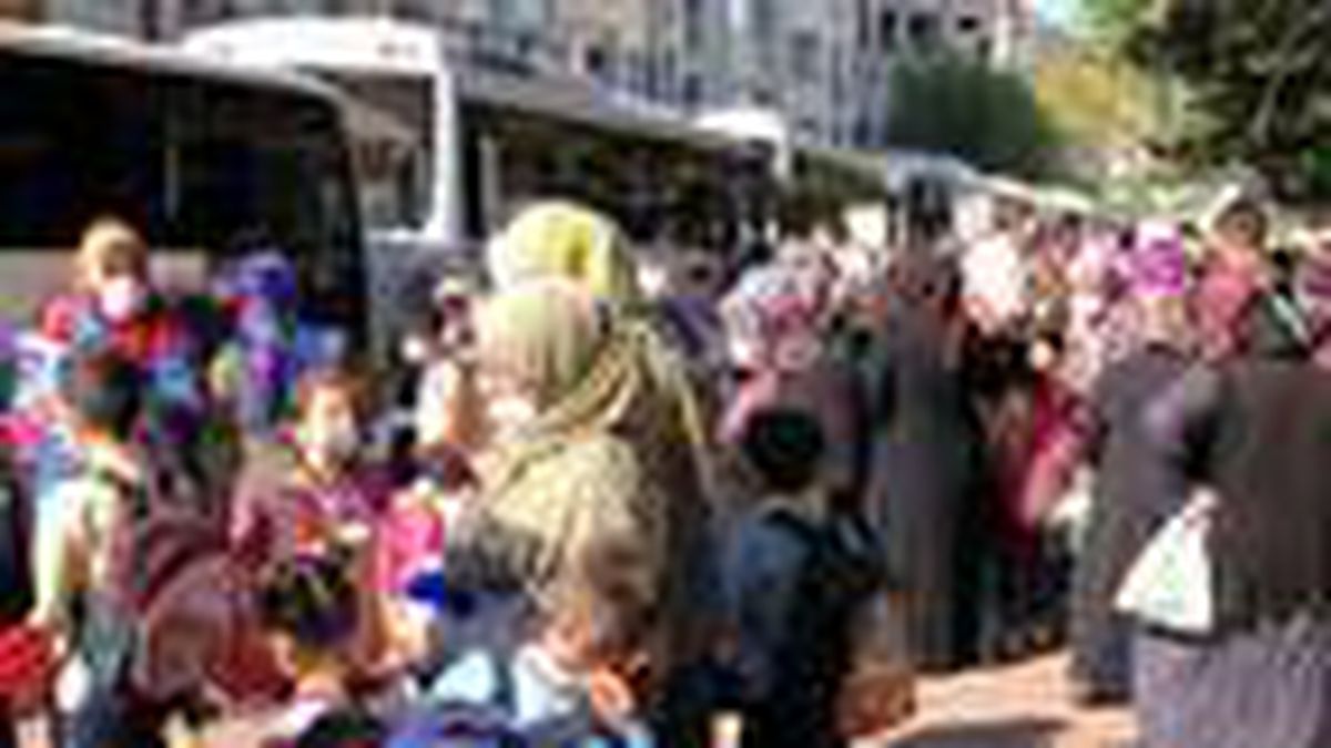 Okulların çevresinde endişelendiren veli yoğunluğu! Koronavirüs kuralları hiçe sayılıyor