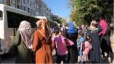 Okulların çevresinde endişelendiren veli yoğunluğu! Koronavirüs kuralları hiçe sayılıyor Okulların çevresinde endişelendiren veli yoğunluğu! Koronavirüs kuralları hiçe sayılıyor