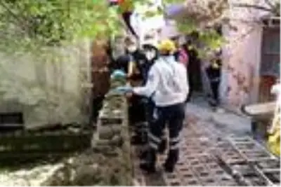 Onarmak için çıktığı çatıdan düşen eski genel müdür öldü Onarmak için çıktığı çatıdan düşen eski genel müdür öldü