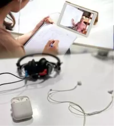 Online eğitimde kulaklıklara dikkat Online eğitimde kulaklıklara dikkat