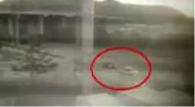 Otomobilde uyuyan kişinin parasını çalan şüpheli kameradan belirlenerek yakalandı Otomobilde uyuyan kişinin parasını çalan şüpheli kameradan belirlenerek yakalandı