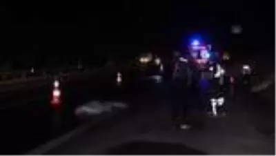 Otoyolda bir aracın çarptığı yaya yaşamını yitirdi Otoyolda bir aracın çarptığı yaya yaşamını yitirdi