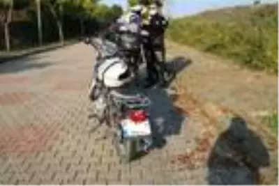 Plakasına maske takan ehliyetsiz motosiklet sürücüsü kovalamacayla yakalandı Plakasına maske takan ehliyetsiz motosiklet sürücüsü kovalamacayla yakalandı
