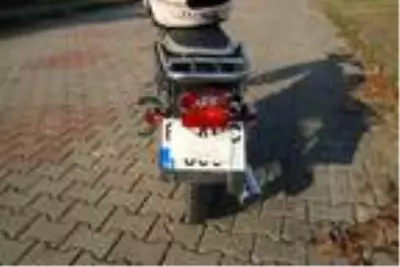 Plakasına maske takan ehliyetsiz motosiklet sürücüsü kovalamacayla yakalandı Plakasına maske takan ehliyetsiz motosiklet sürücüsü kovalamacayla yakalandı