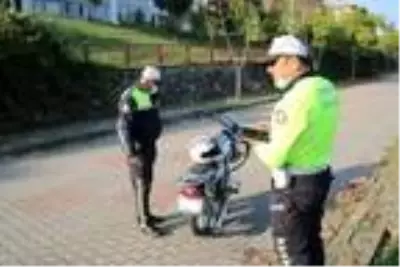 Plakasına maske takan ehliyetsiz motosiklet sürücüsü kovalamacayla yakalandı Plakasına maske takan ehliyetsiz motosiklet sürücüsü kovalamacayla yakalandı