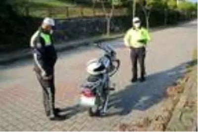 Plakasına maske takan ehliyetsiz motosiklet sürücüsü kovalamacayla yakalandı Plakasına maske takan ehliyetsiz motosiklet sürücüsü kovalamacayla yakalandı