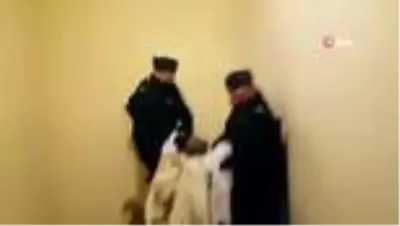 Polonya polisi korona önlemlerinin hiçe sayıldığı ayini kesip papazı gözaltına aldı Polonya polisi korona önlemlerinin hiçe sayıldığı ayini kesip papazı gözaltına aldı
