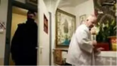 Polonya polisi korona önlemlerinin hiçe sayıldığı ayini kesip papazı gözaltına aldı Polonya polisi korona önlemlerinin hiçe sayıldığı ayini kesip papazı gözaltına aldı