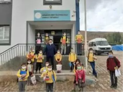 Şair Özdemir, Şarkışla Samankaya Köyü'nde iyiliği paylaştı Şair Özdemir, Şarkışla Samankaya Köyü'nde iyiliği paylaştı