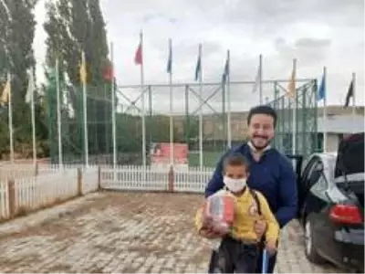 Şair Özdemir, Şarkışla Samankaya Köyü'nde iyiliği paylaştı Şair Özdemir, Şarkışla Samankaya Köyü'nde iyiliği paylaştı