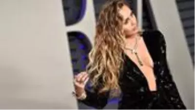 Skandallarla gündemden düşmeyen Miley Cyrus: Bizi uzaylılar kovaladı Skandallarla gündemden düşmeyen Miley Cyrus: Bizi uzaylılar kovaladı