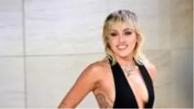 Skandallarla gündemden düşmeyen Miley Cyrus: Bizi uzaylılar kovaladı Skandallarla gündemden düşmeyen Miley Cyrus: Bizi uzaylılar kovaladı