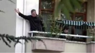 Tartıştığı eşini silahla yaralayan koca, kızını rehin aldı! Saatler sonra ikna oldu Tartıştığı eşini silahla yaralayan koca, kızını rehin aldı! Saatler sonra ikna oldu