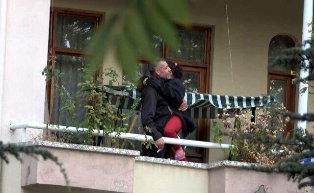 Tartıştığı eşini silahla yaralayan koca, kızını rehin aldı! Saatler sonra ikna oldu Tartıştığı eşini silahla yaralayan koca, kızını rehin aldı! Saatler sonra ikna oldu