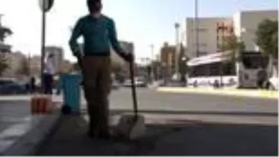 Temizlik işçisinden örnek davranış: Bulduğu 35 bin 360 lirayı sahibine teslim etti Temizlik işçisinden örnek davranış: Bulduğu 35 bin 360 lirayı sahibine teslim etti