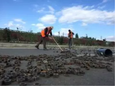 Tırın üzerindeki yüzlerce somun yola saçıldı Tırın üzerindeki yüzlerce somun yola saçıldı