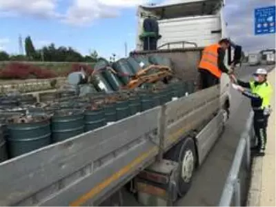 Tırın üzerindeki yüzlerce somun yola saçıldı Tırın üzerindeki yüzlerce somun yola saçıldı