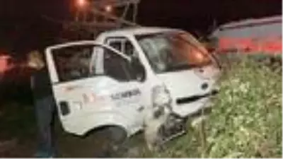 Yoldan çıkan kamyonet, toprak yığınına çarptı: 2 yaralı Yoldan çıkan kamyonet, toprak yığınına çarptı: 2 yaralı